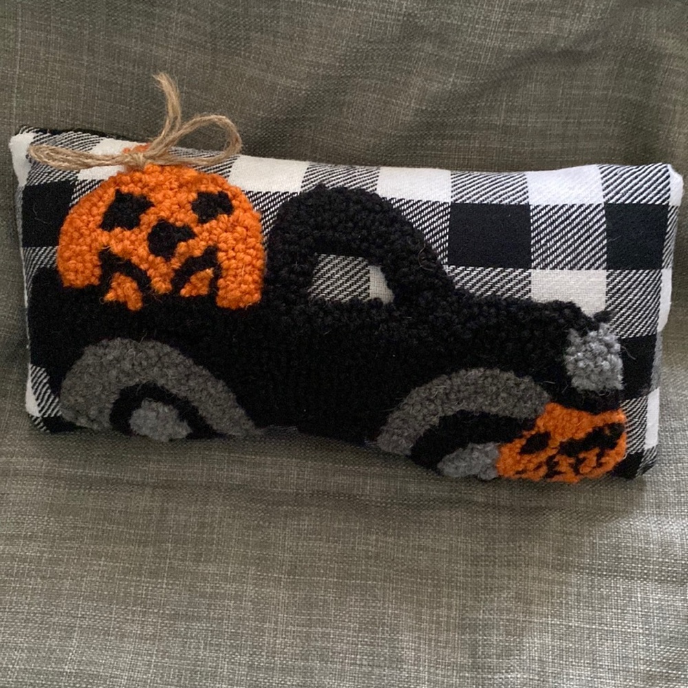 Mud Pie Pumpkin Truck Pillow, Buffalo Check with Wool Hooked Design on Front NEW